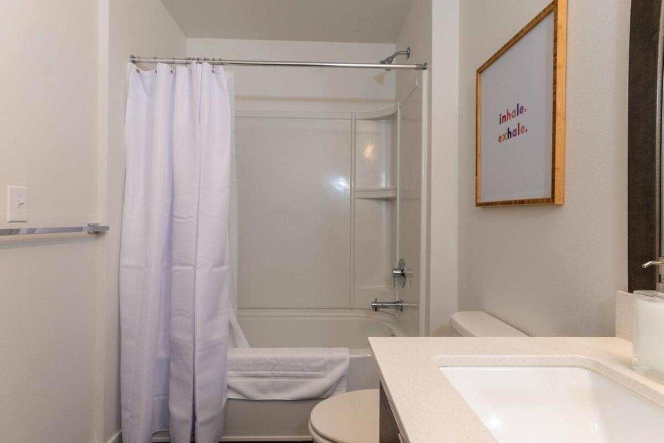 Self Check-In-Washer-Dryer-4Ksmart Tv-King Bed-Gym Tacoma Buitenkant foto